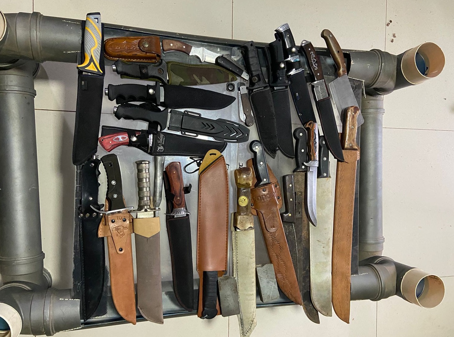 Polícia Civil reabre investigação para encontrar vítimas assassinadas e localiza 30 facas em residência de um dos alvos